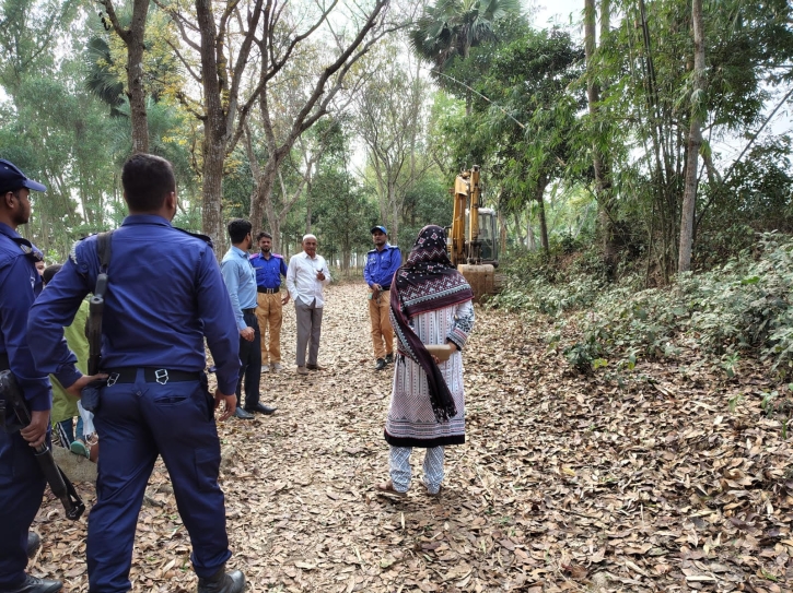 শাজাহানপুরে অবৈধভাবে মাটি কাটার দায়ে ৪ লাখ ৫০ হাজার টাকা জরিমানা